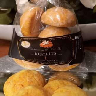 Ces biscuits dorés et croustillants marient à merveille la douceur de la vanille à la chaleur épicée du curcuma. Fabriqués artisanalement, ils révèlent un goût délicatement parfumé, à la fois réconfortant et original. Les bienfaits du curcuma : Reconnu pour ses propriétés anti-inflammatoires et antioxydantes, le curcuma aide à renforcer les défenses naturelles et à favoriser le bien-être général. Parfaits pour accompagner un thé ou un café, ou simplement pour une pause gourmande pleine de douceur et de vitalité.